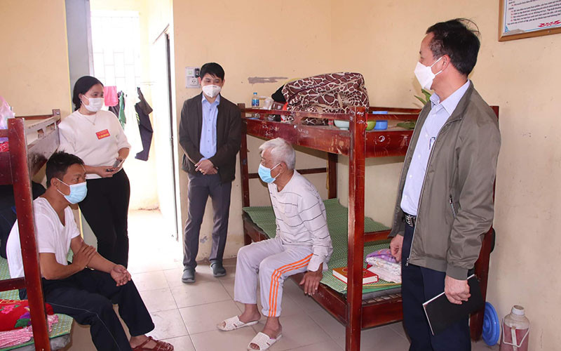 Các y bác sĩ đang thăm hỏi bệnh nhân về tình hình ăn uống, sinh hoạt.