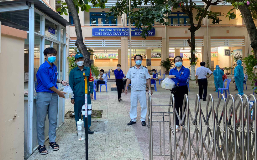 Hỗ trợ suất ăn từ “Bếp 0 đồng” của Đoàn phường Bình Hiên.