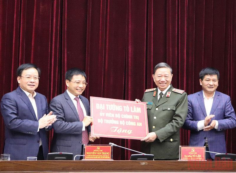 Bộ trưởng Tô Lâm trao hỗ trợ trang thiết bị giúp Điện Biên có thêm điều kiện phòng, chống dịch Covid-19.