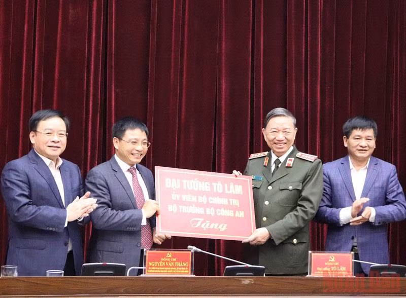 Bộ trưởng Tô Lâm trao hỗ trợ trang thiết bị giúp Điện Biên có thêm điều kiện phòng, chống dịch Covid-19.