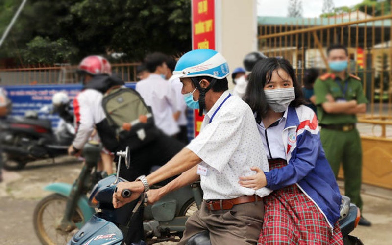 Tố Uyên được bác bảo vệ Trường THPT chuyên Bảo Lộc đưa đón đi thi. (Ảnh: K.P)