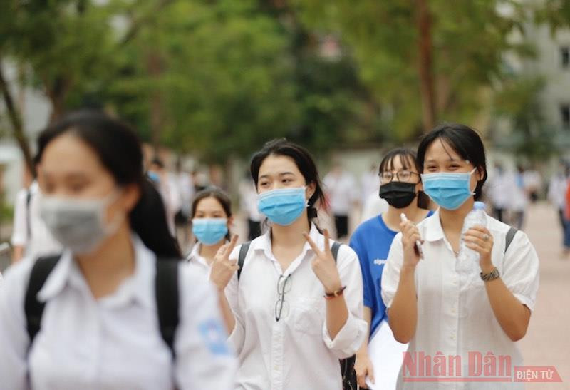 Thí sinh rạng rỡ ra về, kết thúc ngày thi đầu tiên Kỳ thi tốt nghiệp THPT 2020 (Ảnh: DUY LINH)