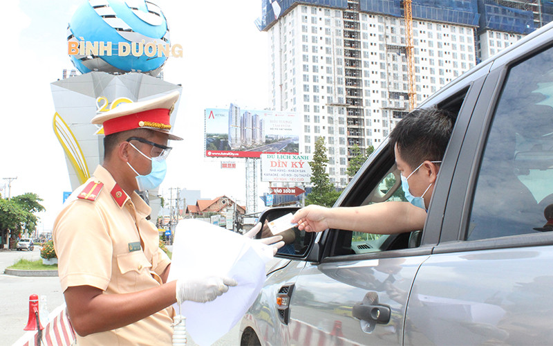 Chốt kiểm soát dịch cầu Vĩnh Bình trên quốc lộ 13 phía TP Thuận An (tỉnh Bình Dương) tiếp giáp  TP Thủ Đức (TP Hồ Chí Minh).