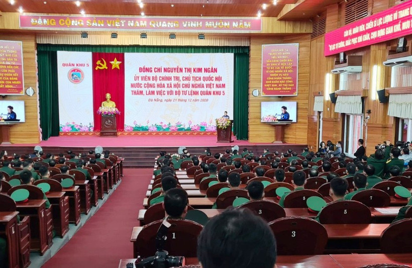 Chủ tịch QH Nguyễn Thị Kim Ngân làm việc với Bộ Tư lệnh Quân khu 5.