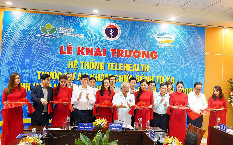 Các đại biểu cắt băng khai trương hệ thống Telehealth tại Bệnh viện Nhi Trung ương.