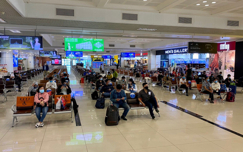 Hành khách đi máy bay chờ làm thủ tục hàng không.