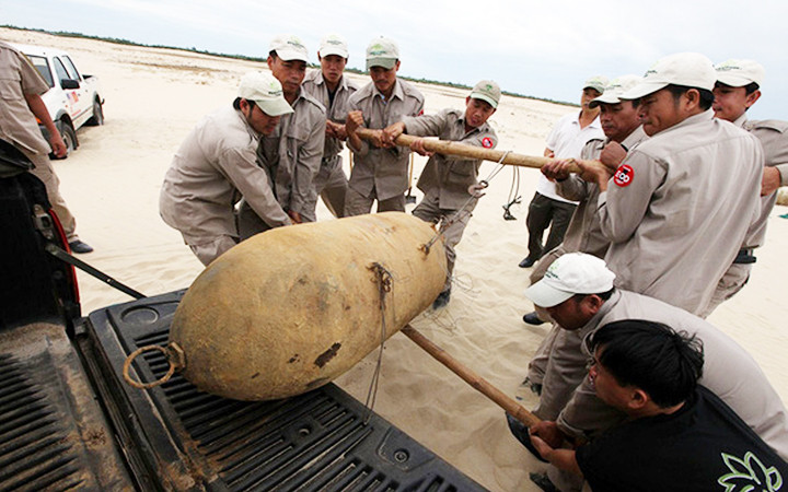 Chiến tranh đã lùi xa nhưng vẫn còn đó hiểm họa từ bom, mìn sót lại.