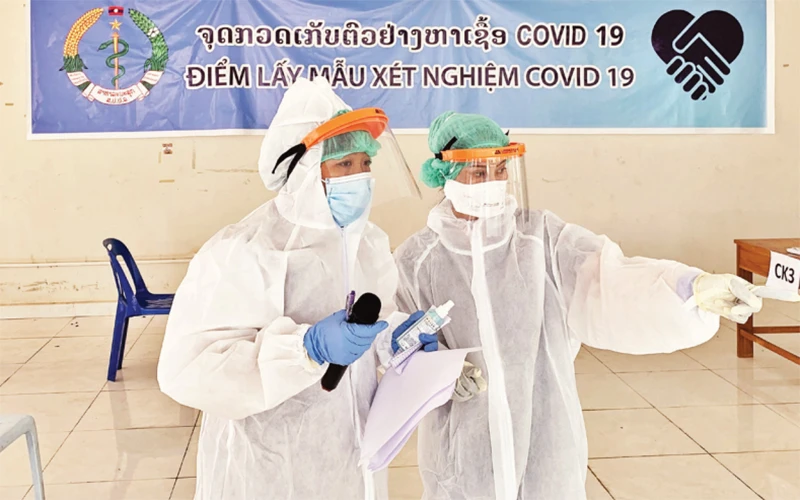 Bà Huyền (trái) tại một điểm xét nghiệm Covid-19. 