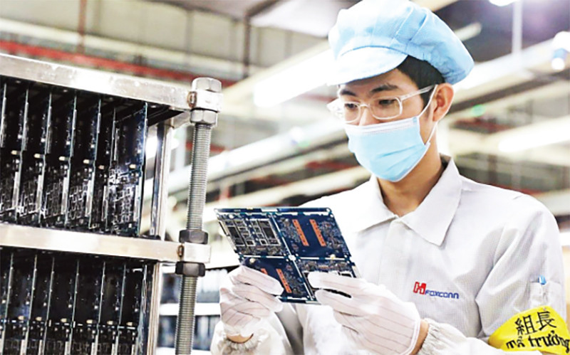 Công nhân Công ty Fuhong, Khu công nghiệp Quang Châu (Bắc Giang) trở lại làm việc sau thời gian chống dịch Covid-19. 