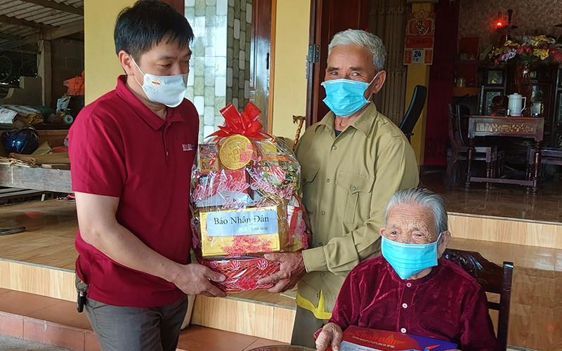 Tặng quà Tết cho Mẹ Việt Nam Anh hùng Đinh Thị Sở ở xã Tân Thủy, huyện Lệ Thủy.