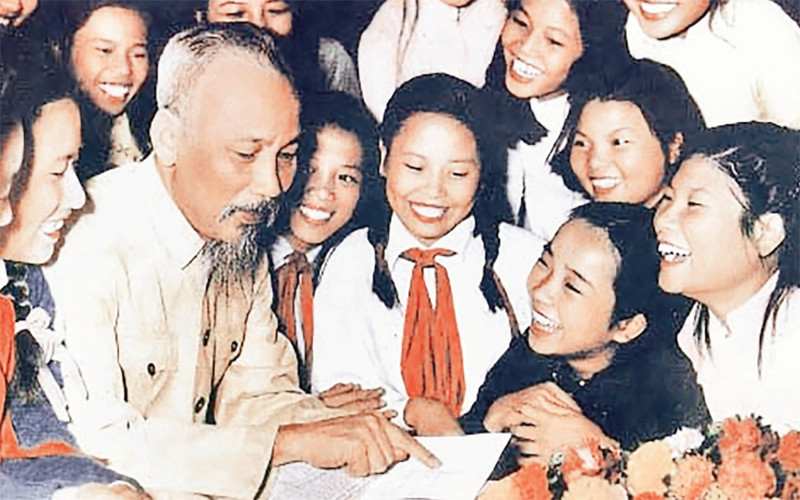 Bác Hồ với các cháu học sinh Trường Trưng Vương (năm 1955). Ảnh: Đinh Đăng Định 