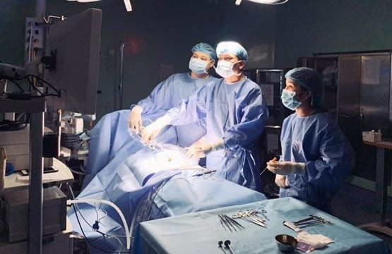 TS, BS Trần Anh Quỳnh phẫu thuật cho bệnh nhi.
