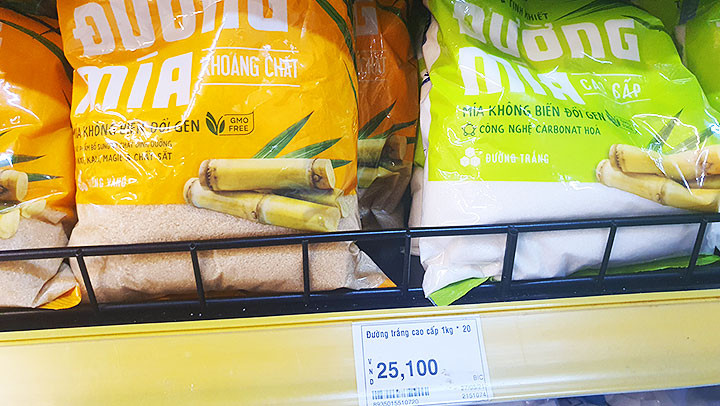 Người tiêu dùng đang phải mua đường với giá chênh lệch lên đến hàng chục nghìn đồng/kg.