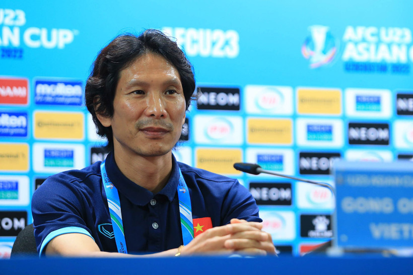 HLV Gong Oh-kyun trả lời báo chí chiều 11/6. (Ảnh: VFF)