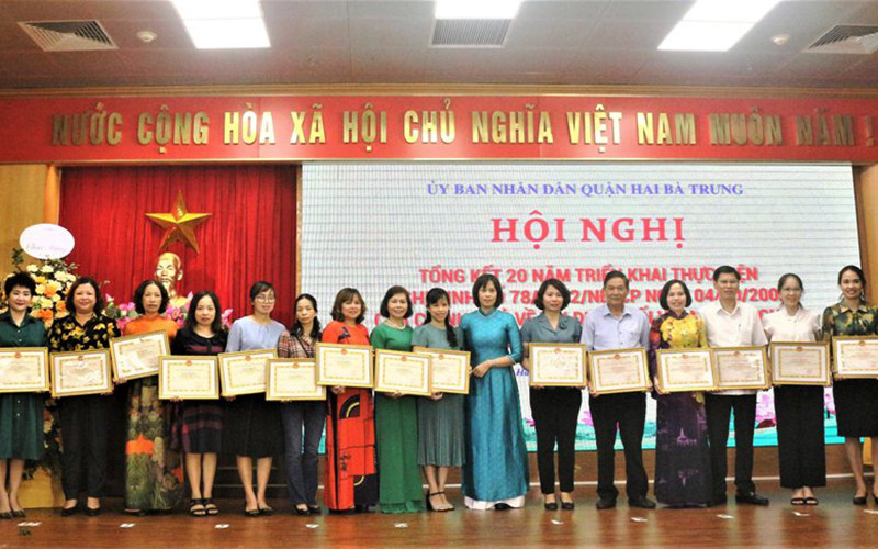 Đại diện Ủy ban nhân dân quận Hai Bà Trưng khen thưởng các tập thể, cá nhân. (Ảnh: Ngọc Anh)