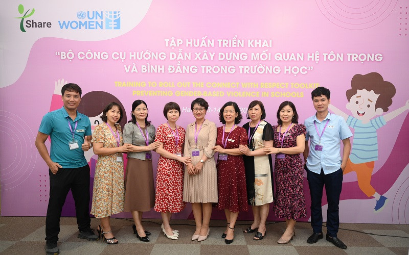 Các đại biểu tham gia khóa tập huấn nâng cao hiểu biết về các hình thức bạo lực trên cơ sở giới tại học đường.