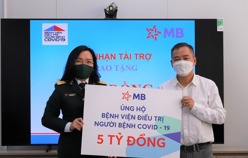 Bà Nguyễn Thị Thủy - Thành viên Hội đồng quản trị MB thay mặt MB trao tặng 5 tỷ đồng đến Bệnh viện điều trị người bệnh Covid-19.