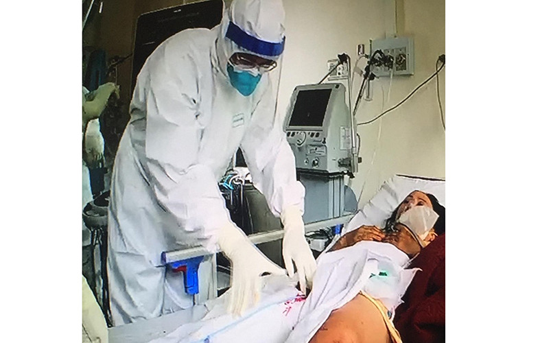 Các bác sĩ can thiệp tim mạch cho bệnh nhân. 