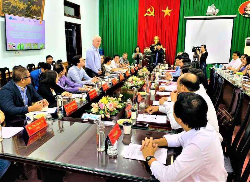 Đại sứ đặc mệnh toàn quyền Thụy Sĩ tại Việt Nam Ivo Sieber phát biểu tại buổi làm việc với UBND huyện Krông Năng.