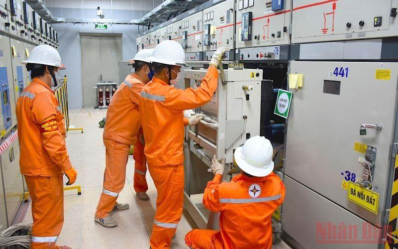 Ngành điện chuẩn bị vật tư thiết bị để ứng phó các sự cố có thể xảy ra trong mưa bão.