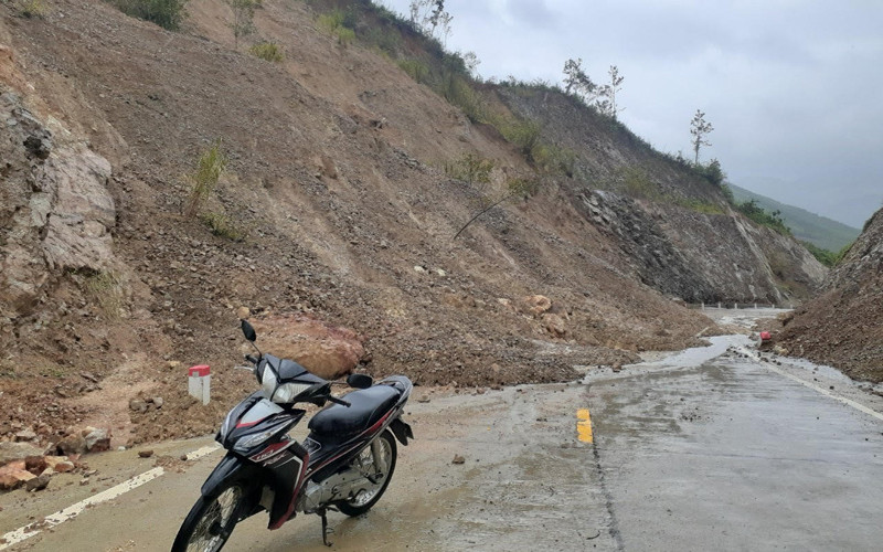 Sạt lở tại dốc Ruộng trên tuyến giao thông về xã vùng cao Phú Mỡ, gây ách tắc giao thông từ sáng sớm ngày 29-11.
