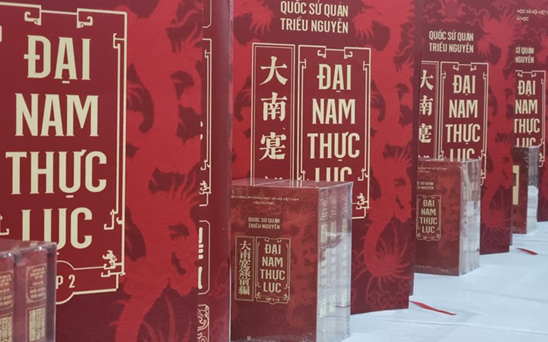 Bộ sách sử "Đại nam thực lục" - 10 tập.