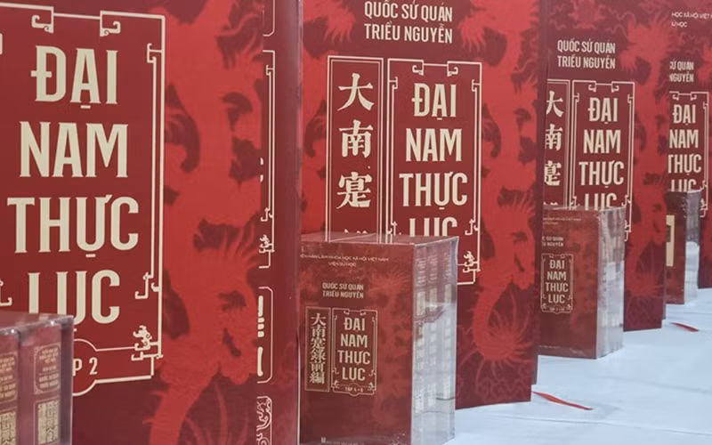 Bộ sách sử "Đại nam thực lục" - 10 tập.
