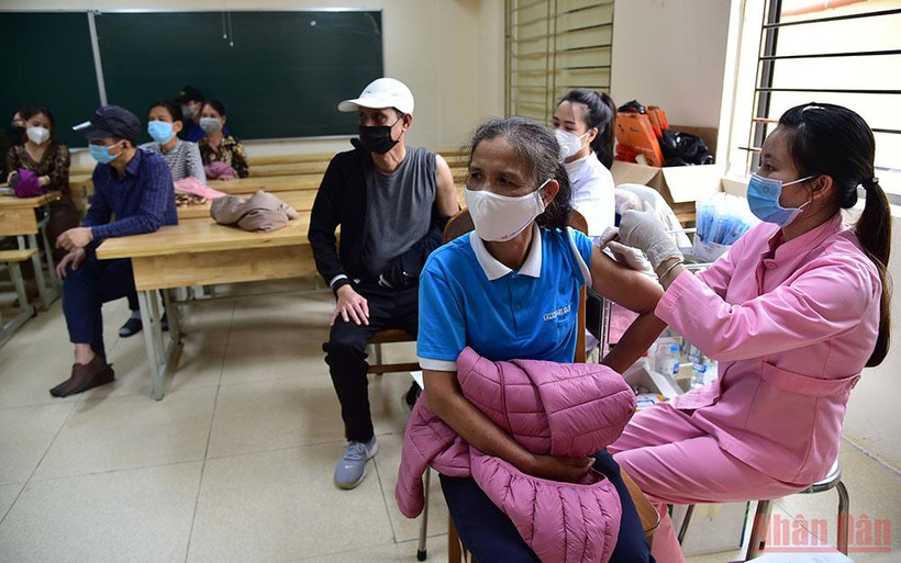 Tiêm ngừa Covid-19 cho người dân Hà Nội.(Ảnh: THÀNH ĐẠT)