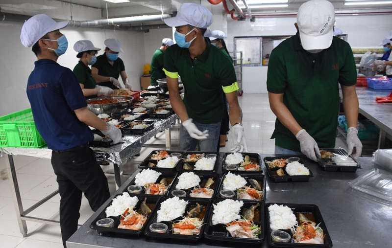 Hàng trăm suất cơm tiếp sức cho y bác sĩ bệnh viện Đà Nẵng.