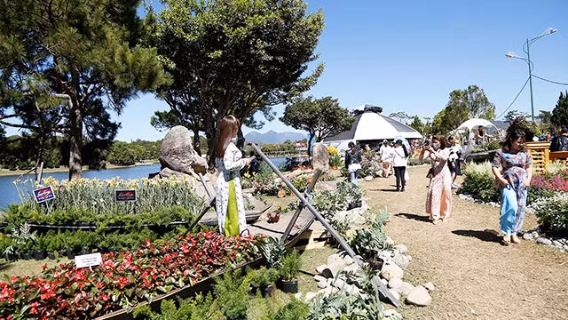 Bên cạnh việc nêu cao ý thức đối với khách tham quan, cũng cần có biện pháp xử lý để lễ hội hoa được trọn vẹn. Ảnh: KHIẾU MINH