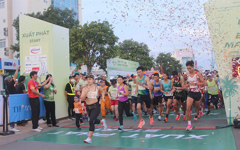 500 vận động viên tham gia cự ly 42km xuất phát.