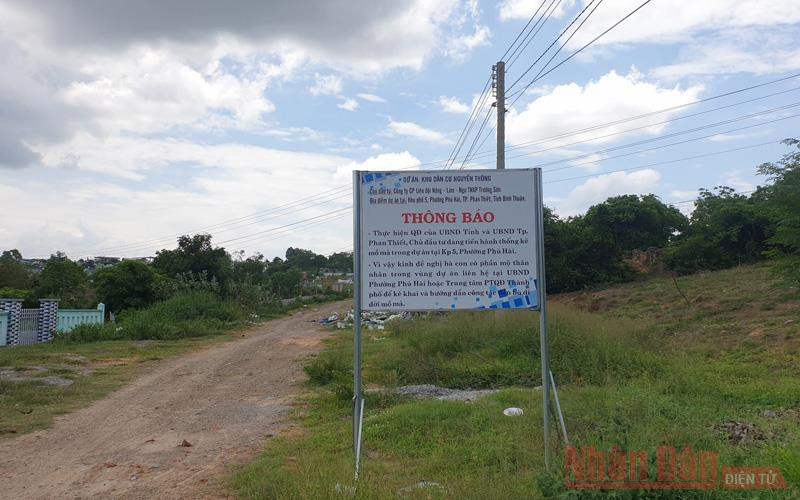 Bảng Thông báo thống kê mồ mả là biển hiệu duy nhất để nhận biết khu vực này là Dự án Khu dân cư Nguyễn Thông