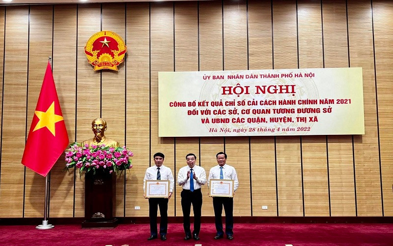 Chủ tịch UBND thành phố trao tặng Bằng khen hai đơn vị dẫn đầu khối Sở và quận, huyện.
