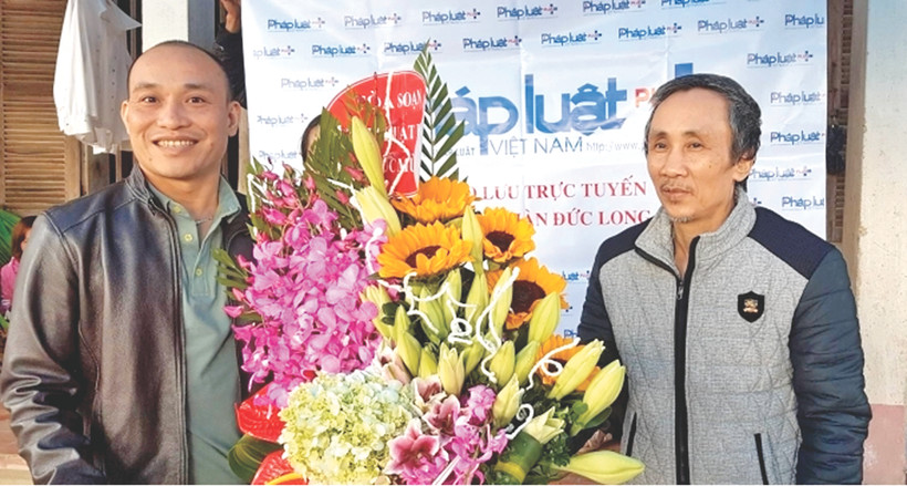 Nhà báo Quốc Cường (bên trái) đã góp phần giúp ông Hàn Đức Long "giải được nỗi oan khiên".