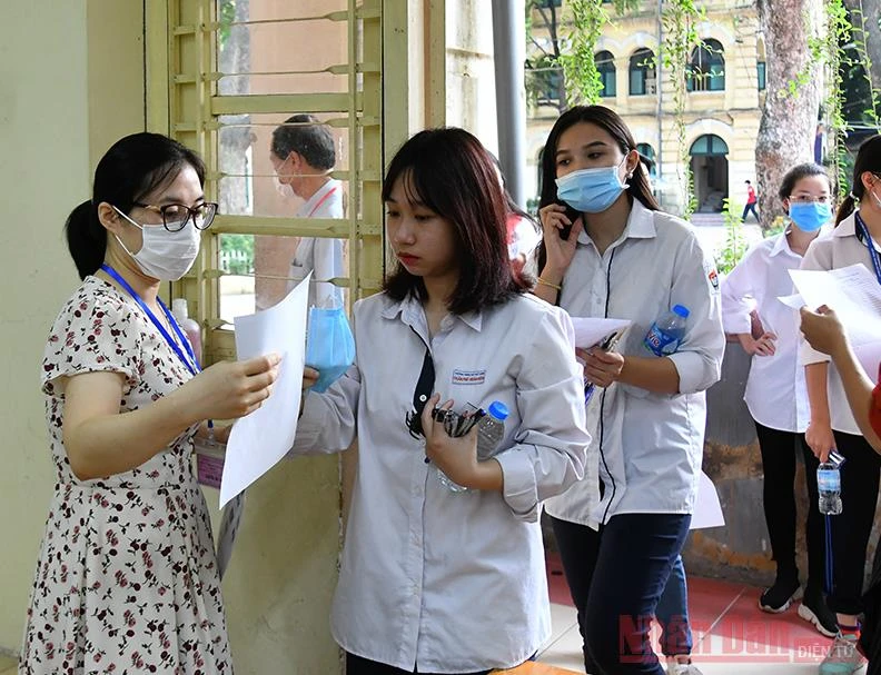 Thí sinh bước vào phòng thi tại Kỳ thi tốt nghiệp THPT 2020. Ảnhh: THUỶ NGUYÊN