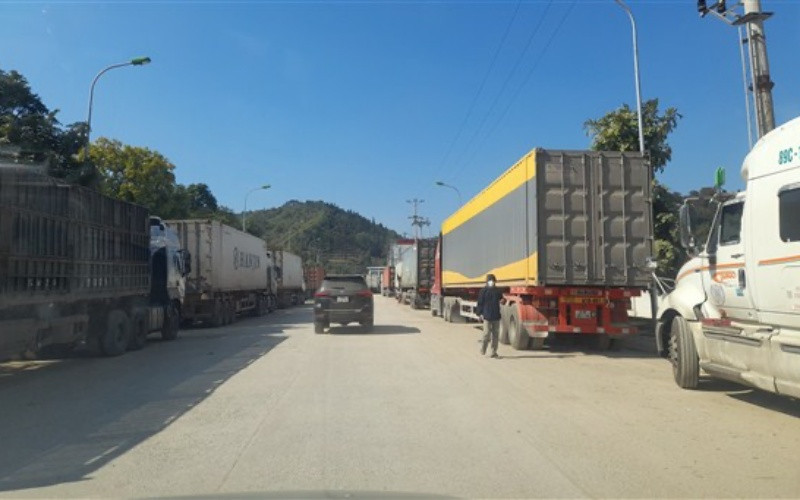 Do lượng xe container dồn về, vượt quá sức chứa của các kho, bãi, một số xe phải đỗ dọc lối mở Nà Đoỏng, thị trấn Trà Lĩnh, huyện Trùng Khánh (Cao Bằng).