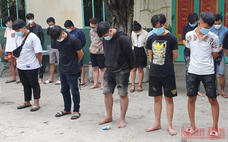 Các đối tượng tổ chức đua xe trái phép bị tạm giữ.