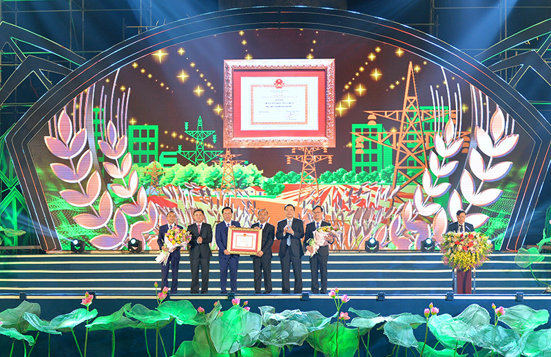 Trao Quyết định của Thủ tướng Chính phủ công nhận huyện Yên Thành đạt chuẩn NTM. Ảnh: THÀNH CƯỜNG