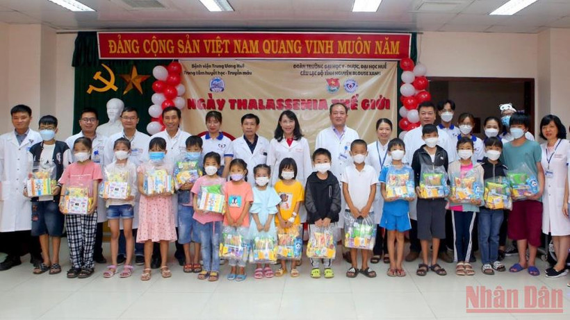 Công đoàn Bệnh viện Trung ương Huế phối hợp nhiều đơn vị liên quan tổ chức thăm hỏi, tặng quà cho các bệnh nhân nhân kỷ niệm ngày Thalassemia. (Ảnh: NHẬT TÂN)