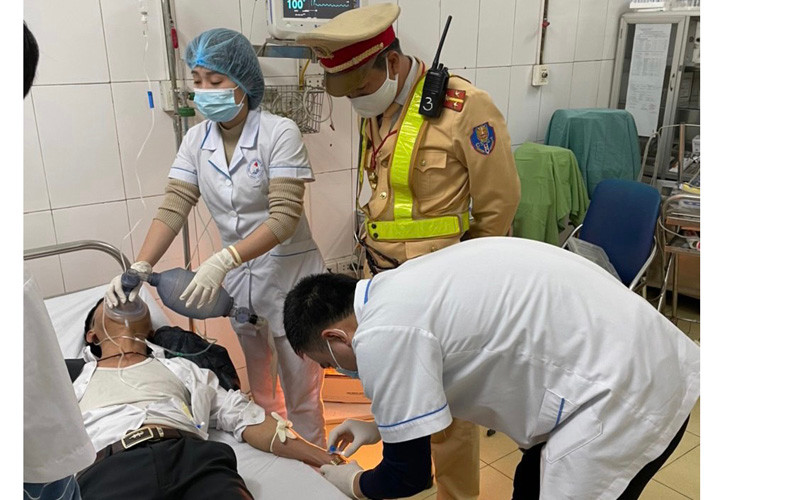 Cảnh sát giao thông đưa lái xe gặp nạn đi cấp cứu kịp thời.