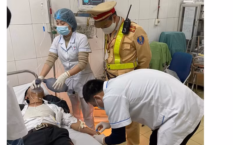 Cảnh sát giao thông đưa lái xe gặp nạn đi cấp cứu kịp thời.