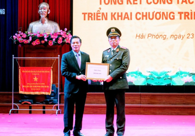 Chủ tịch UBND TP Hải Phòng thưởng nóng lực lượng công an.