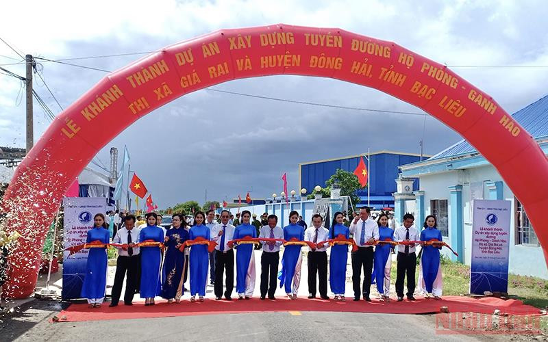 Cắt băng khánh thành tuyến đường Hộ phòng–Gành Hào (Bạc Liêu).