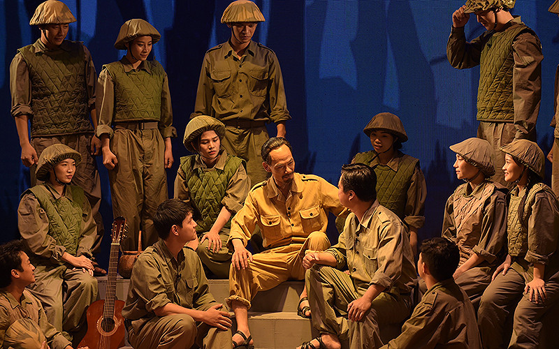 Một phân cảnh của vở kịch “Đoàn kết là sức mạnh” trong khuôn khổ chương trình sinh hoạt chính trị “Sáng mãi lơi dạy của Bác”.