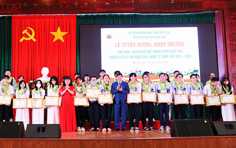 Lãnh đạo UBND tỉnh Đắk Lắk và Sở Giáo dục và Đào tạo tỉnh trao tặng bằng khen, giấy khen cho các học sinh đạt thành tích xuất sắc trong các kỳ thi quốc gia, quốc tế năm học 2021-2022. 