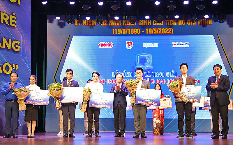 Trao giải thưởng cao nhất của chương trình, tặng đại diện các nhóm tác giả công trình, ý tưởng xuất sắc.