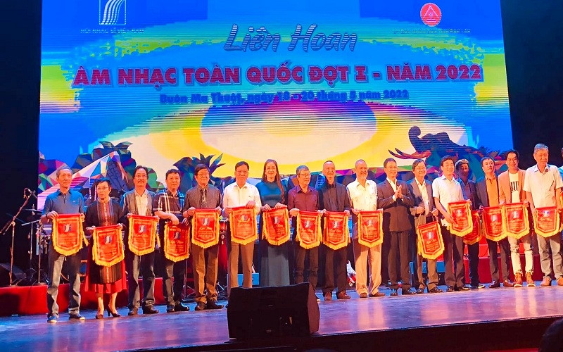 Ban Tổ chức liên hoan trao cờ lưu niệm cho các đoàn tham gia liên hoan.