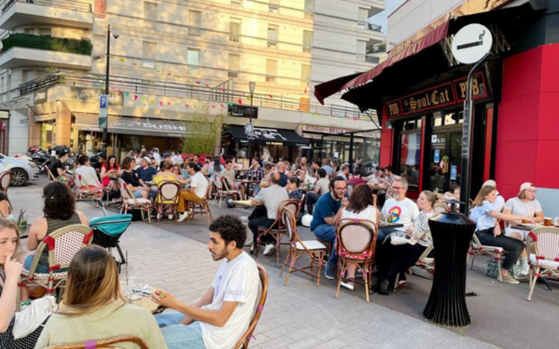 Quán cà-phê đông khách nhưng không thấy ai còn đeo khẩu trang.