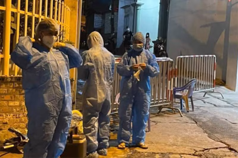 Cán bộ y tế tiến hành khoanh vùng, xử lý y tế tại nơi phát hiện ca dương tính Covid-19 tại tổ 36 phố Thi Đua.