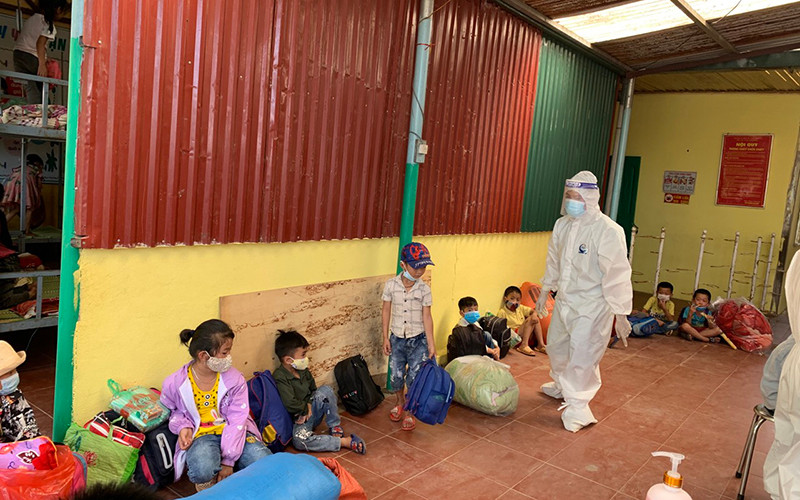 Hơn 270 học sinh ở Si Pa Phìn thuộc F1 đang chờ làm thủ tục vào cách ly tập trung.